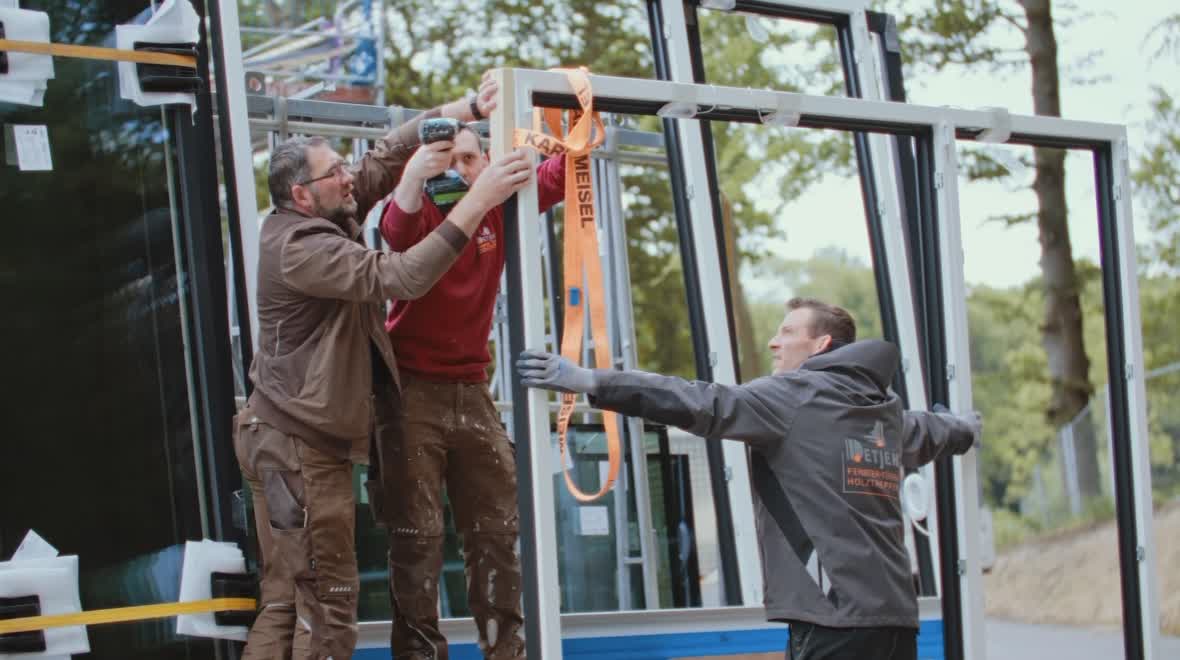 Detjen-Montageteam setzt ein großes Fenster ein